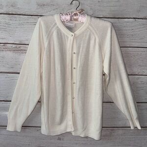 Vintage Designer’s Originals Ivory Button-Up Cardigan Sweater ✨
Size: Small